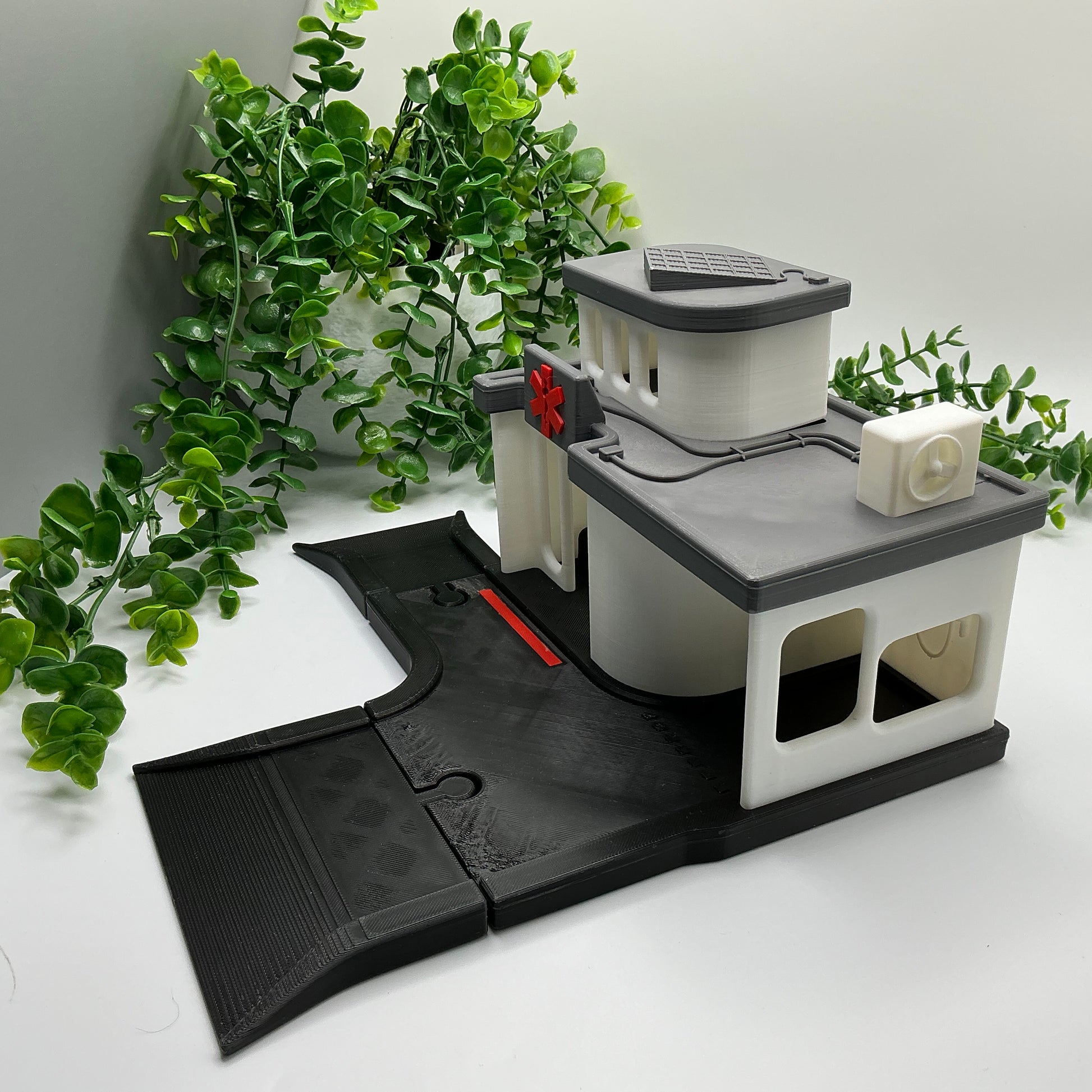 3D printed hospital playset, wooden train track compatible - image 9