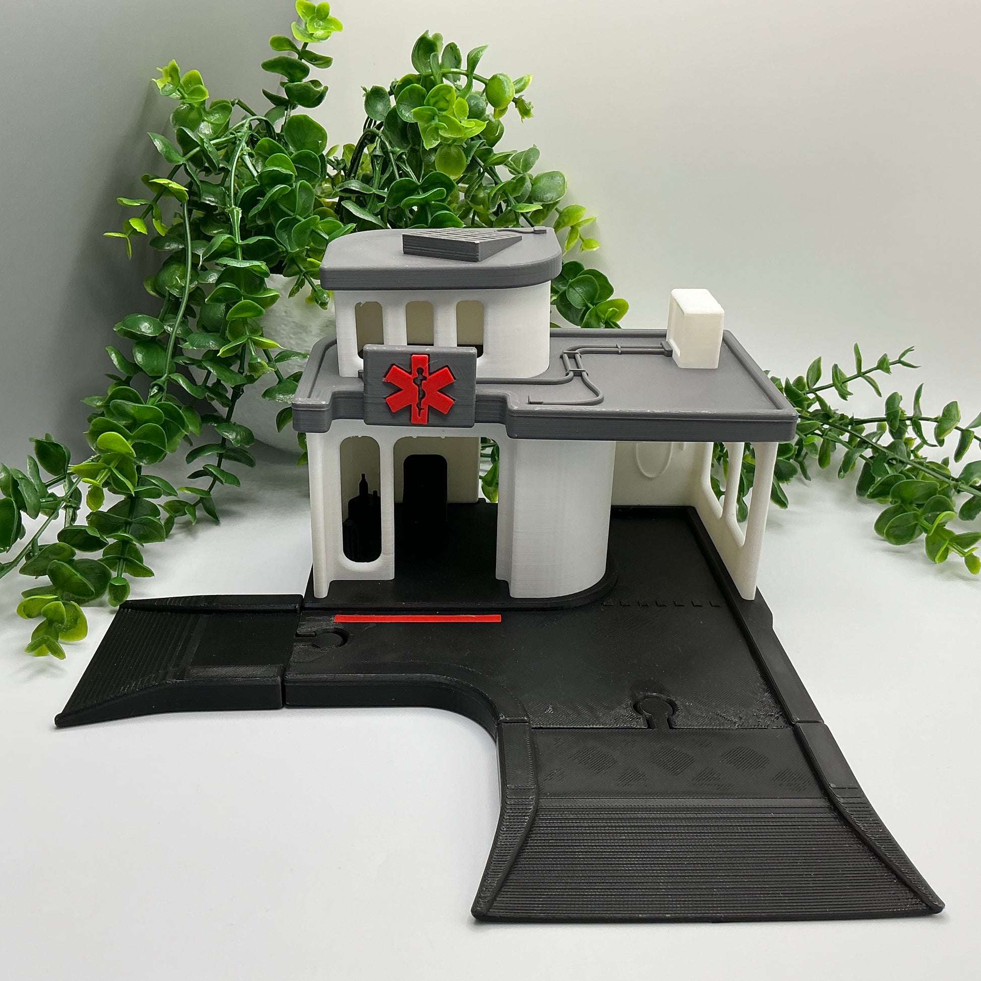 3D printed hospital playset, wooden train track compatible - image 8