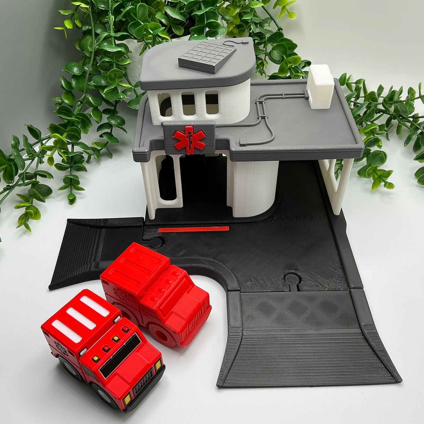 3D printed hospital playset, wooden train track compatible - image 5