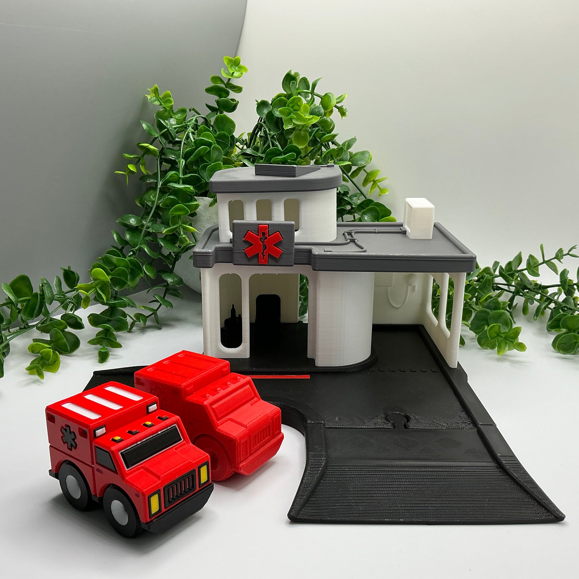 3D printed hospital playset, wooden train track compatible - image 2