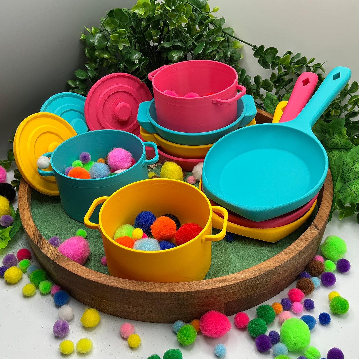 Kitchen Pot & Pan Set (3 Piece) - scale reference