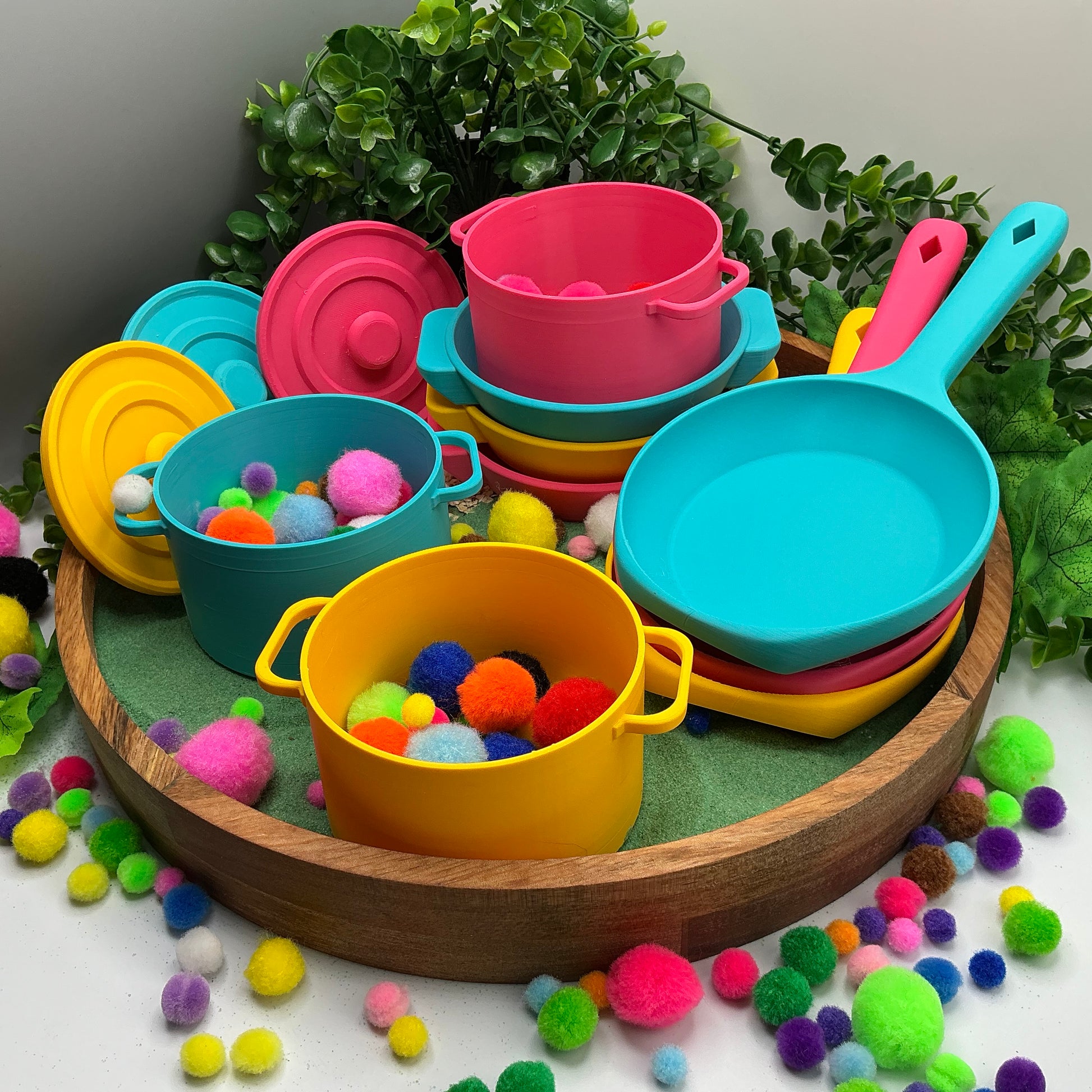 Kitchen Pot & Pan Set (3 Piece) - scale reference