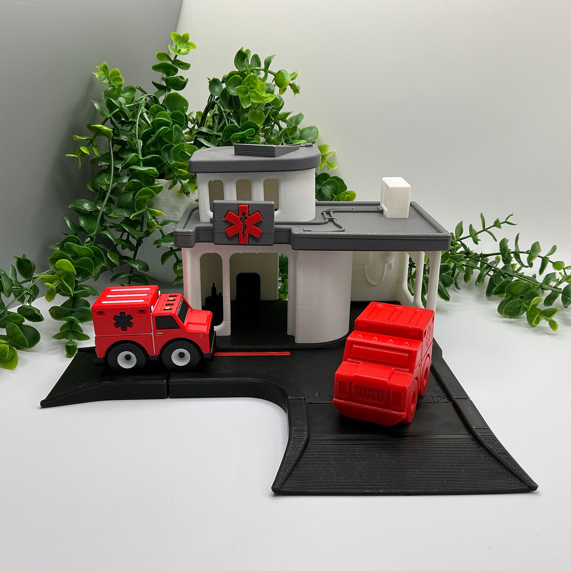 3D printed hospital playset, wooden train track compatible - image 4