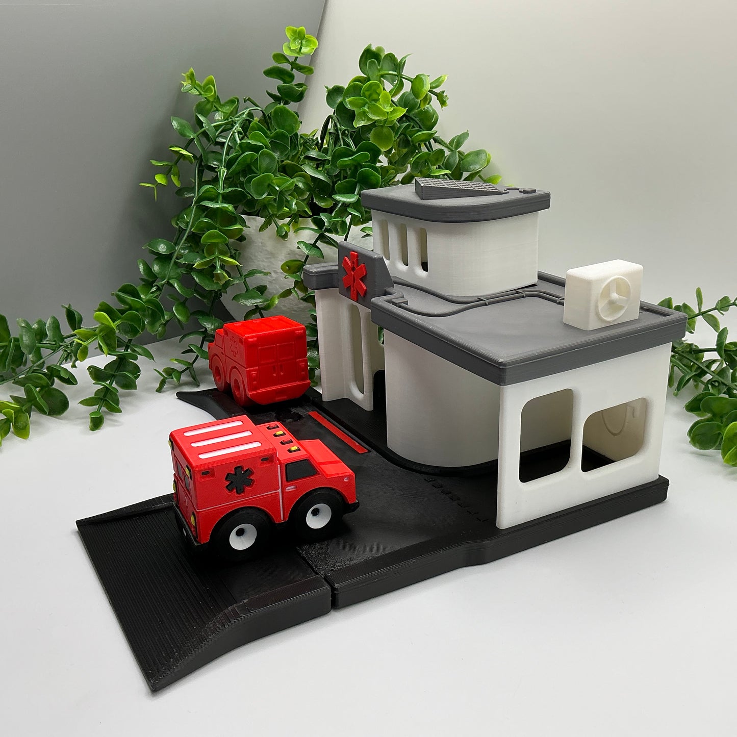 3D printed hospital playset, wooden train track compatible - image 3