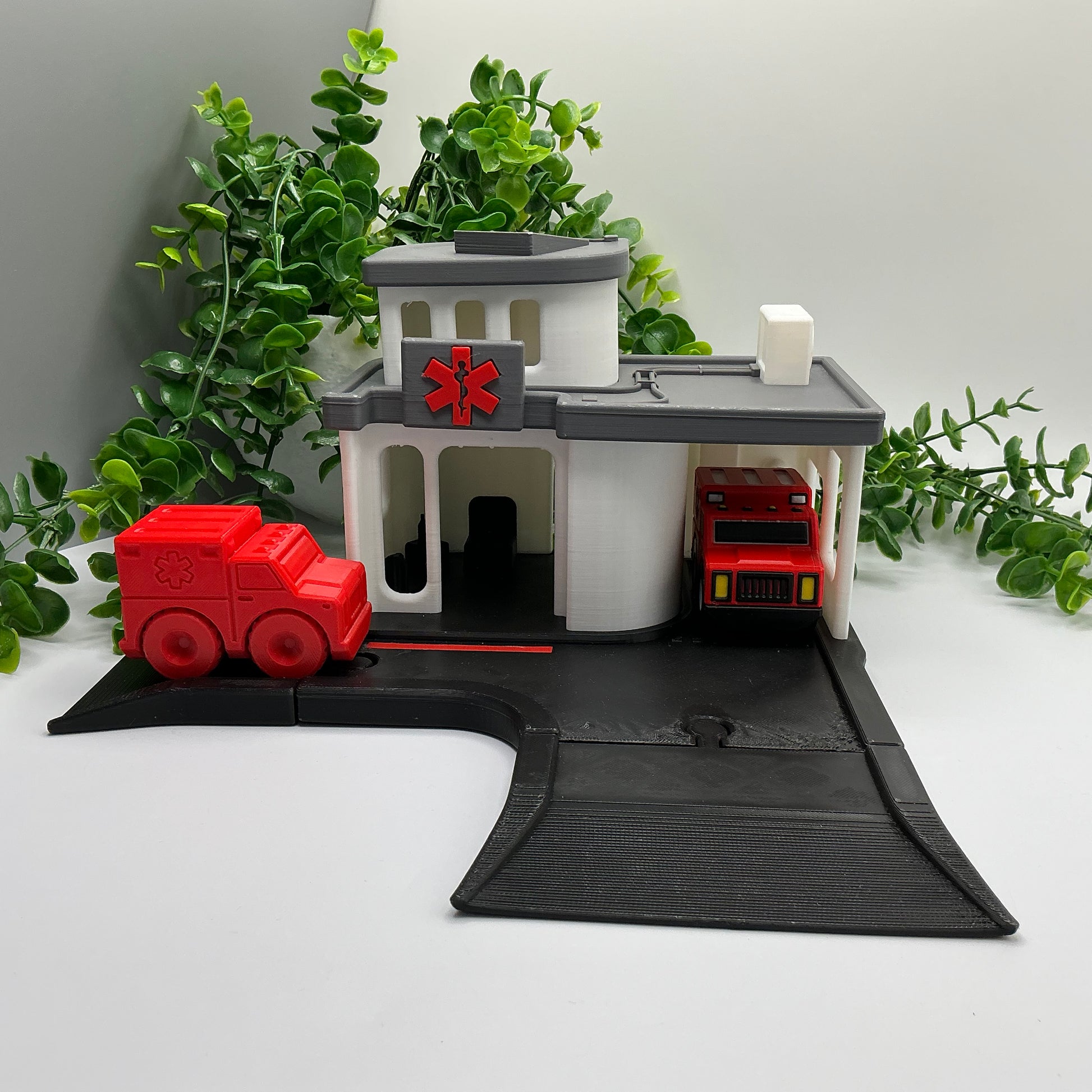 3D printed hospital playset, wooden train track compatible - image 7
